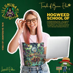 Eine junge, lächelnde Frau mit rosa Haaren und Brille hält einen Laptop und trägt ein Wingardium Leviosa T-Shirt mit einem Cannabis-Zauberer-Motiv. Die humorvolle Werbeanzeige für die "Hogweed School of Herbology Wizardry" verbindet auf spielerische Weise die Welt der Magie mit der modernen, digitalen Bildung.﻿