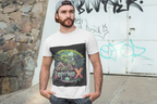 Ein Mann steht auf der Straße vor der Garage, trägt ein weißes  Imperium X T-Shirt und eine Baseballkappe auf dem Kopf. Auf dem T-Shirt grüne Yoda-ähnliche Figur raucht, umgeben von Cannabispflanzen und Vollmond, Anesia Seeds.