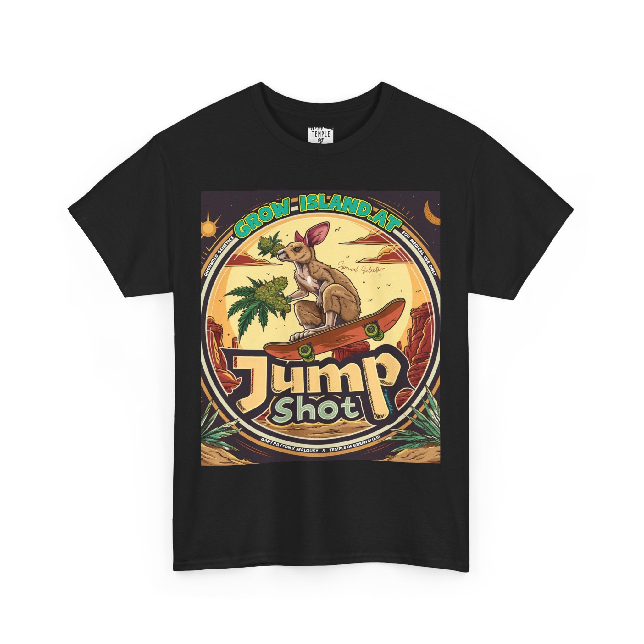 Jump shot T-shirt schwarz,  Im Mittelpunkt der Grafik steht ein skateboardfahrendes Känguru, das stolz einen frischen, harzreichen Cannabiszweig in der Pfote hält. Die roten Felsen im Hintergrund und die warmen Töne des Wüstensonnenuntergangs rufen das Gefühl von Freiheit und den wilden Westen wach. 