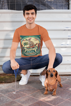 Ein Junge hockt neben seinem braunen Dackel und trägt ein oranges Jump shot Vintage T-Shirt.  Im Mittelpunkt der Grafik steht ein skateboardfahrendes Känguru, das stolz einen frischen, harzreichen Cannabiszweig in der Pfote hält. Die roten Felsen im Hintergrund und die warmen Töne des Wüstensonnenuntergangs rufen das Gefühl von Freiheit und den wilden Westen wach. 