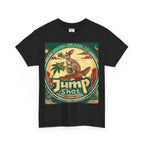 Jump shot Vintage T-shirt schwarz,  Im Mittelpunkt der Grafik steht ein skateboardfahrendes Känguru, das stolz einen frischen, harzreichen Cannabiszweig in der Pfote hält. Die roten Felsen im Hintergrund und die warmen Töne des Wüstensonnenuntergangs rufen das Gefühl von Freiheit und den wilden Westen wach.