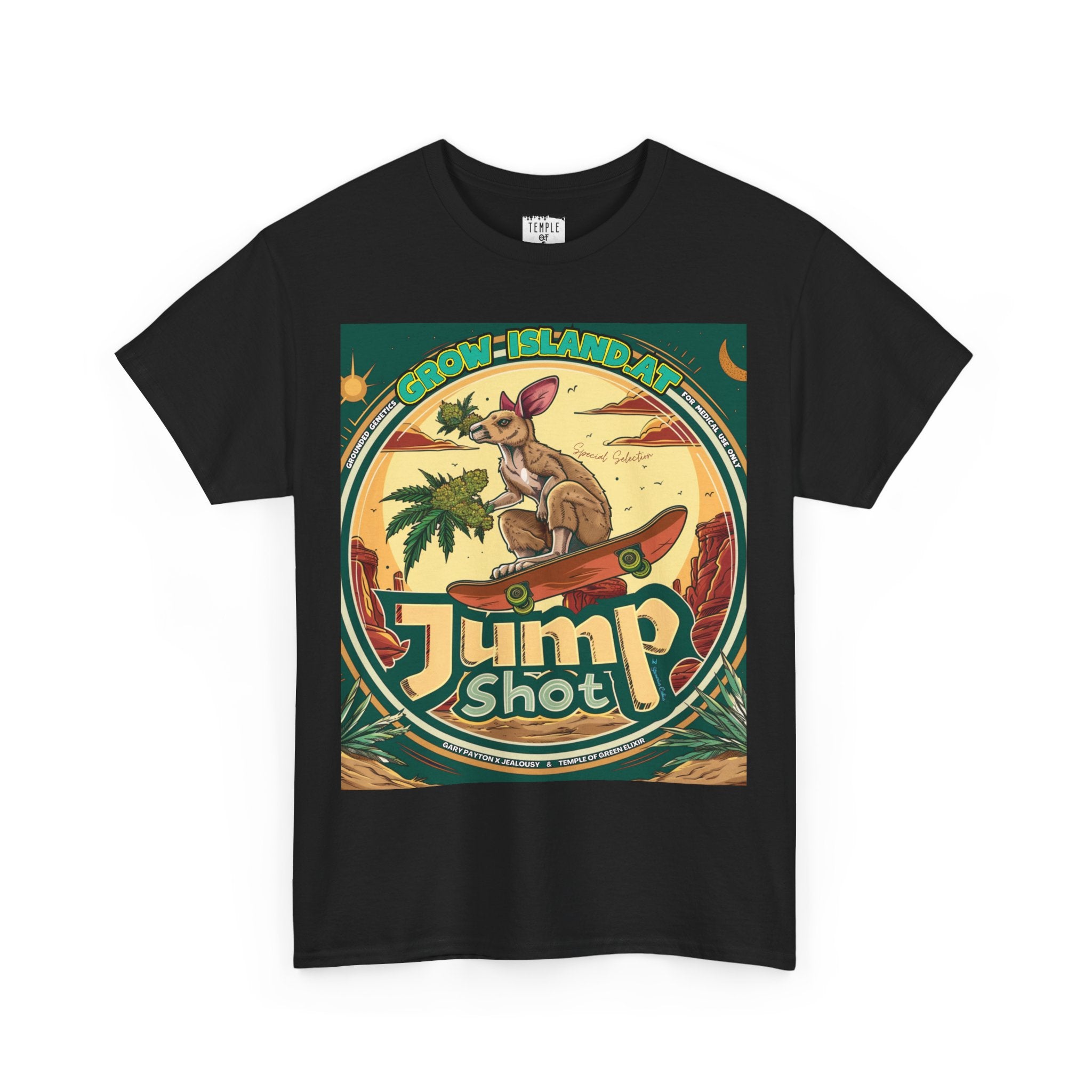 Jump shot Vintage T-shirt schwarz,  Im Mittelpunkt der Grafik steht ein skateboardfahrendes Känguru, das stolz einen frischen, harzreichen Cannabiszweig in der Pfote hält. Die roten Felsen im Hintergrund und die warmen Töne des Wüstensonnenuntergangs rufen das Gefühl von Freiheit und den wilden Westen wach.