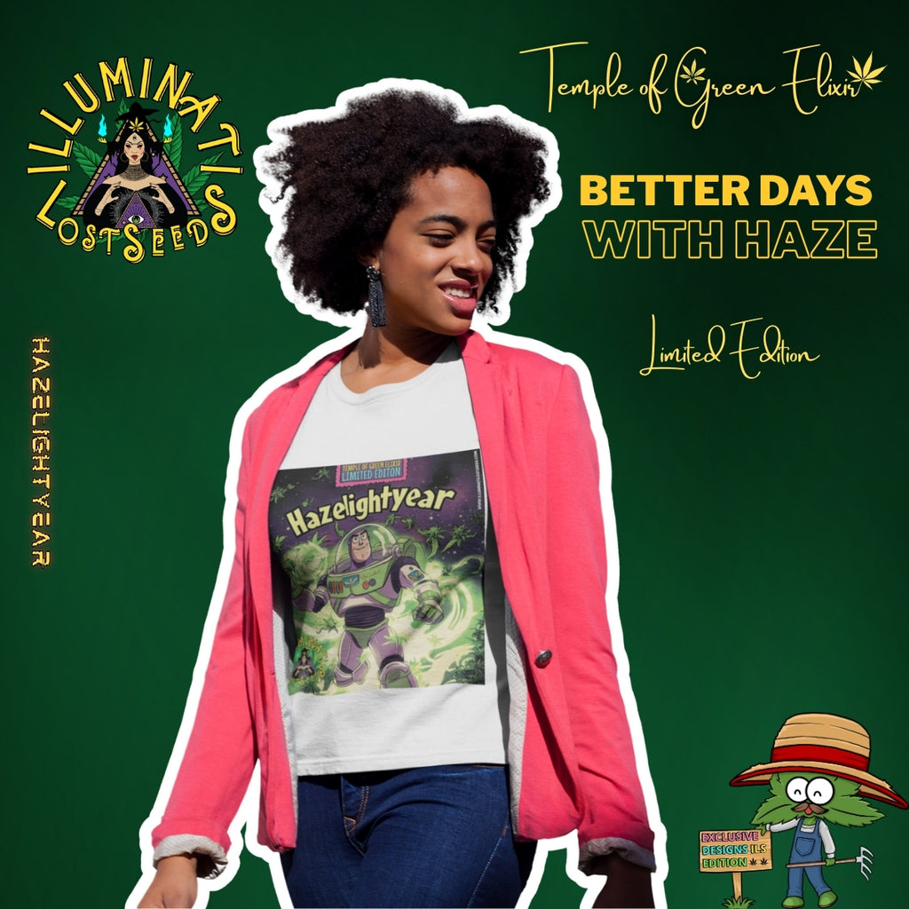 Eine stilvolle junge Frau mit Afro-Haaren und einem strahlenden Lächeln trägt ein weißes T-Shirt mit dem "Hazelightyear"-Aufdruck. Sie kombiniert das Shirt mit einem leuchtend pinken Blazer, was einen modischen und selbstbewussten Look kreiert. Die Werbegrafik für "Temple of Green Elixir" und "Illuminati Lost Seeds" steht unter dem Motto "BETTER DAYS WITH HAZE".﻿