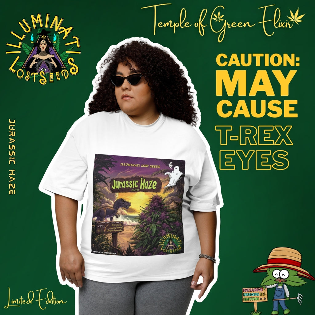 Eine Frau trägt ein weißes Jurassic Haze T-Shirt aus der Illuminati Lost Seeds x Temple of Green Elixir Kollektion. Das auffällige Dino-Motiv mit T-Rex und Sonnenuntergang steht für Stärke, Selbstbewusstsein und einen mutigen, modernen Look.