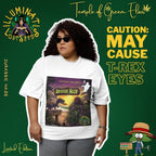 Eine Frau trägt ein weißes Jurassic Haze T-Shirt aus der Illuminati Lost Seeds x Temple of Green Elixir Kollektion. Das auffällige Dino-Motiv mit T-Rex und Sonnenuntergang steht für Stärke, Selbstbewusstsein und einen mutigen, modernen Look.