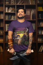 Ein Mann trägt ein violettes Jurassic Haze T-Shirt aus der Illuminati Lost Seeds x Temple of Green Elixir Kollektion. Mit zwei Klingen in den Händen und einem selbstbewussten Lächeln verkörpert er Stärke, Abenteuerlust und den rebellischen Geist der legendären Haze-Ära.