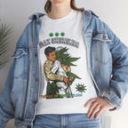 Reinweißes Wahre Liebe Shirt, dessen Retro-Grafik eine ironische Liebeserklärung an Cannabis darstellt, indem ein Mann eine Frau mit Hanfblüten-Kopf umarmt.﻿