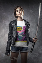 Eine Frau in post-apokalyptischer Kleidung, bestehend aus einer schwarzen Lederjacke und Jeansshorts, hält ein Katana-Schwert. Sie trägt ein weißes T-Shirt von Temple of Green Elixir mit dem bunten Animal Tsunami Aufdruck. Das Design zeigt einen Surfer mit einer japanischen Fuchsmaske, der auf einer großen Welle aus lila Cannabis-Pflanzen reitet.