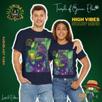 Junges Paar umarmt sich, der Mann steht links, die Frau rechts, beide tragen dunkelblaue KushBlast Kush T-Shirt. Auf dem T-shirt Frau in lila Superheldenkostüm mit gelbem ‚KUSH‘-Schriftzug hält einen grünen Becher mit der Aufschrift ‚KushBlast‘ vor grünem, psychedelischem Hintergrund. Oben erscheint ‚Illuminati Lost Seeds‘ und ‚Temple of Green Elixir Limited Edition‘. Im Hintergrund Illuminati Lost Seeds und Temple Green elixir logu und ein Schrift: High vibes, sharp mind.