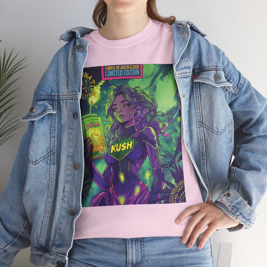 Model trägt Jeansjacke und KushBlast Kush rosa T-shirt .Frau in lila Superheldenkostüm mit gelbem ‚KUSH‘-Schriftzug hält einen grünen Becher mit der Aufschrift ‚KushBlast‘ vor grünem, psychedelischem Hintergrund. Oben erscheint ‚Illuminati Lost Seeds‘ und ‚Temple of Green Elixir Limited Edition‘.