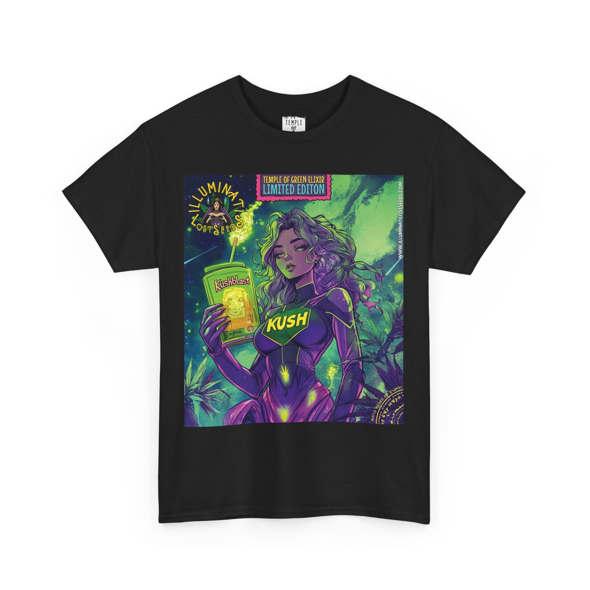 KushBlast Kush schwarzes T-shirt, Frau in lila Superheldenkostüm mit gelbem ‚KUSH‘-Schriftzug hält einen grünen Becher mit der Aufschrift ‚KushBlast‘ vor grünem, psychedelischem Hintergrund. Oben erscheint ‚Illuminati Lost Seeds‘ und ‚Temple of Green Elixir Limited Edition‘.