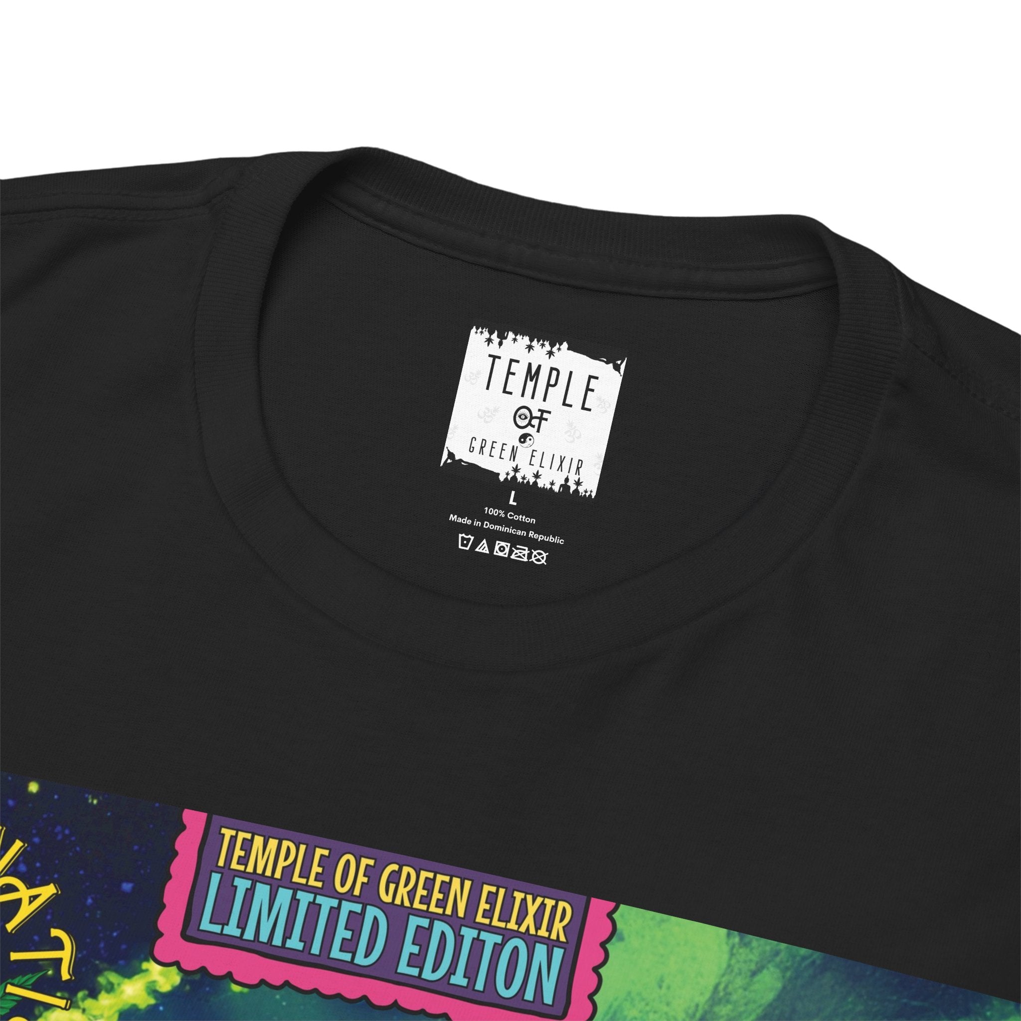 Temple of green Elixir Drucklabel in der innerseite von schwarzem KushBlast Kush T-shirt