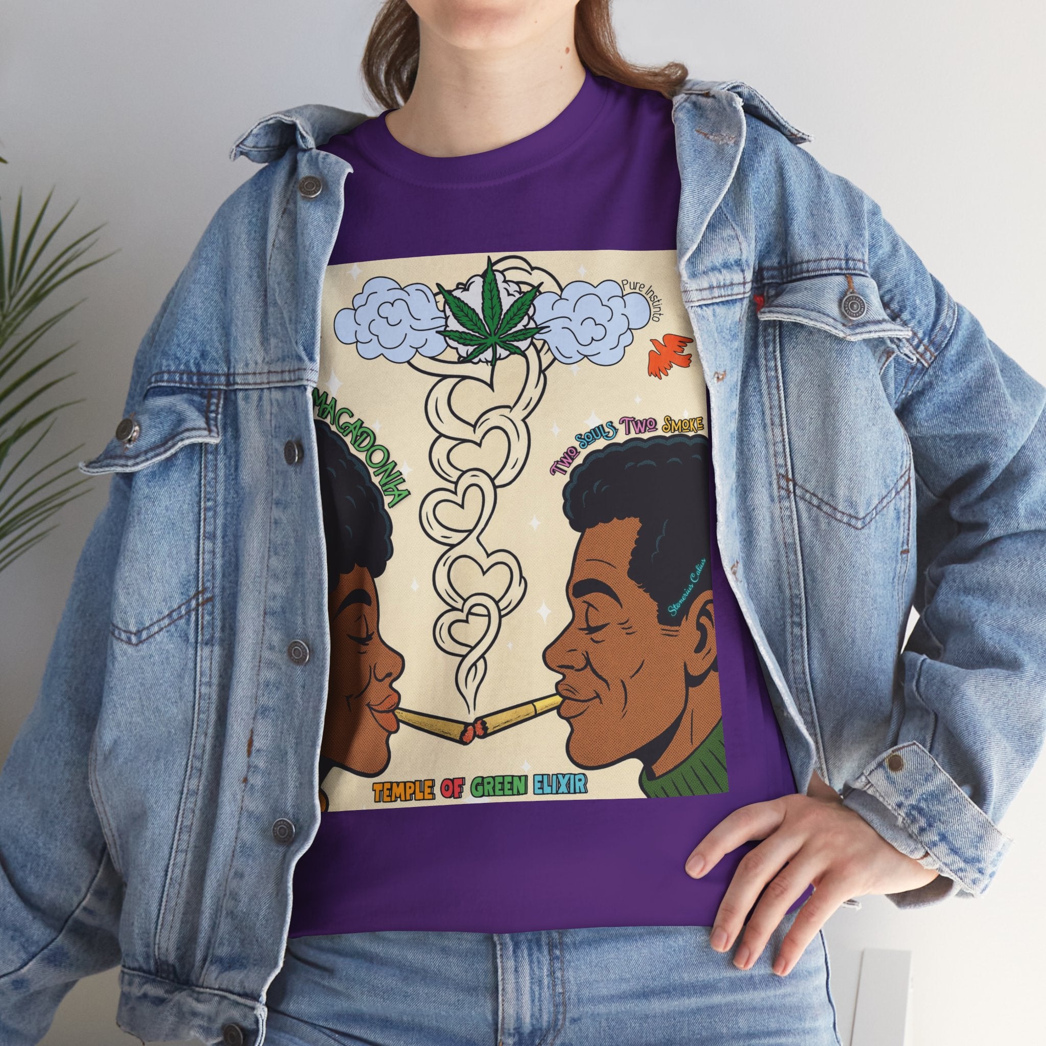 Model trägt Jeans Jacke und La Macdonia lila T-Shirt mit bunter Illustration: Zwei Personen rauchen miteinander, Rauch steigt in Herzform auf zu einer Wolke mit Cannabisblatt und Texten „La Macdonia“, „The Souls Type Smoke“ sowie „Temple of Green Elixir“