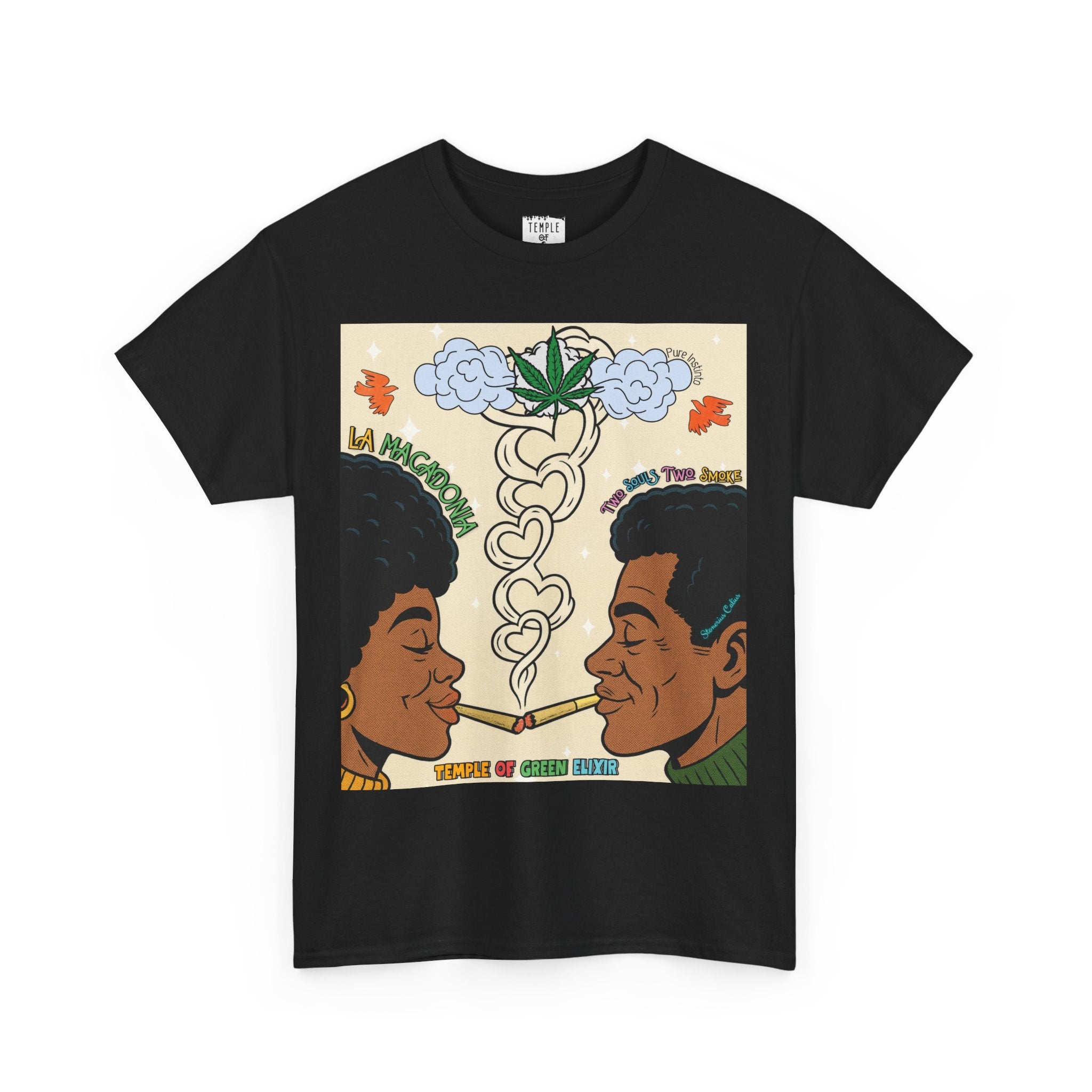 La Macdonia Schwarzes T-Shirt mit bunter Illustration: Zwei Personen rauchen miteinander, Rauch steigt in Herzform auf zu einer Wolke mit Cannabisblatt und Texten „La Macdonia“, „The Souls Type Smoke“ sowie „Temple of Green Elixir“