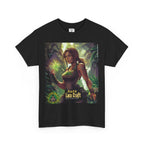 schwarzes Lara Craft T-Shirt von Temple of Green Elixir verkörpert Entschlossenheit und Stil. Das Dschungelmotiv mit der ikonischen Kriegerin steht für Power, Weiblichkeit und den Spirit moderner Abenteurerinnen.