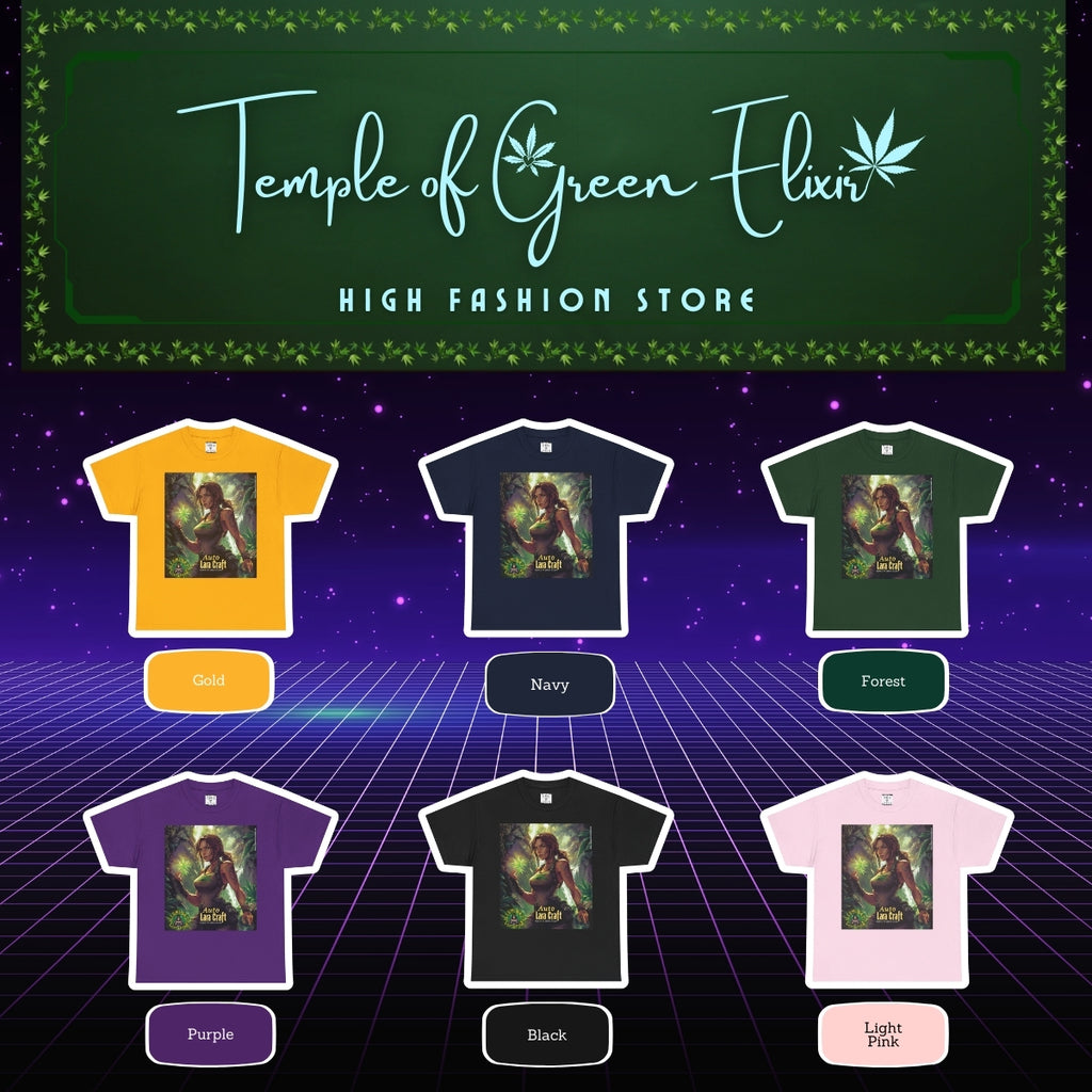 Sechs Lara Craft T-Shirts aus der Temple of Green Elixir High Fashion Store Kollektion in den Farben Gold, Navy, Forest, Purple, Black und Light Pink. Jedes Shirt zeigt das ikonische Dschungelmotiv der Abenteurerin – ein Mix aus Stärke, Natur und Stilbewusstsein.