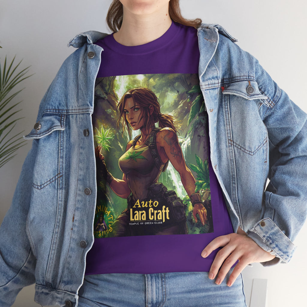Das violette Lara Craft T-Shirt aus der Temple of Green Elixir Kollektion kombiniert urbane Coolness mit wilder Energie. Eine Frau trägt es offen unter einer Jeansjacke, das kräftige Design spiegelt Stärke und Abenteuergeist wider.