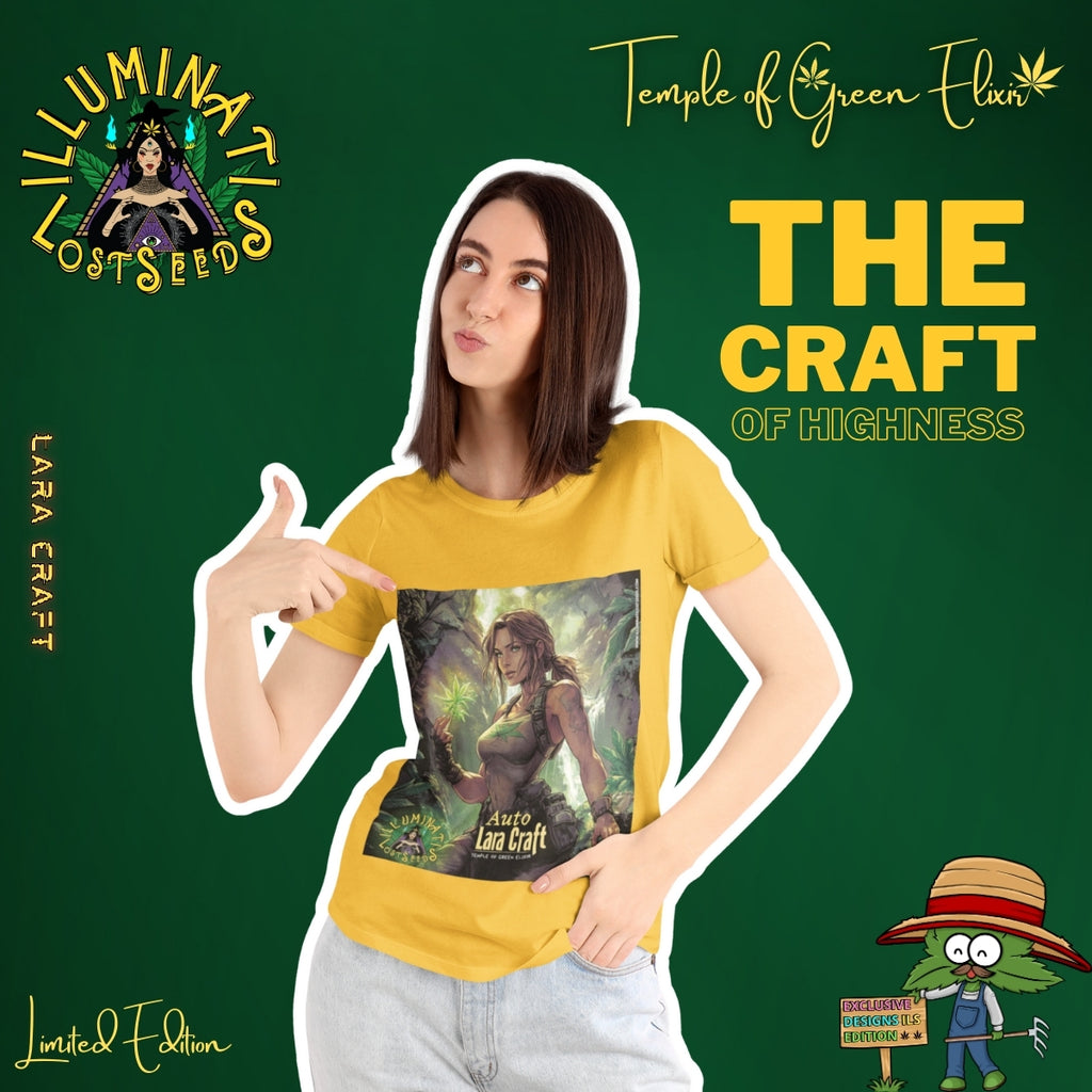 Eine Frau trägt das goldene Lara Craft T-Shirt aus der Illuminati Lost Seeds x Temple of Green Elixir Kollektion. Das Design zeigt eine abenteuerliche Heldin im Dschungel mit leuchtenden grünen Akzenten – Symbol für Mut, Freiheit und Selbstbestimmung. Ein Statement-Shirt für alle, die ihren eigenen Weg gehen.