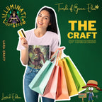 Eine Frau trägt das zartrosa Lara Craft T-Shirt aus der Temple of Green Elixir x Illuminati Lost Seeds Kollektion. In der Hand bunte Einkaufstaschen und eine Kreditkarte – das Design verbindet Abenteuergeist mit moderner Eleganz und einem Hauch von Highness.