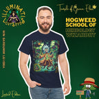  Ein junger, bärtiger Mann repräsentiert den modernen Schüler der "Hogweed School of Herbology Wizardry". Mit einem freundlichen Lächeln trägt er das dunkelblaue "Wingardium Leviosa" T-Shirt, eine humorvolle Hommage an die Magie der Kräuter. Die Werbegrafik für "Temple of Green Elixir" und "Illuminati Lost Seeds" lädt dich ein, Teil einer exklusiven, limitierten Edition zu werden.﻿