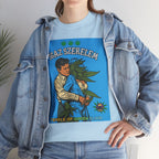 Eine Frau kombiniert eine klassische Jeansjacke mit einem hellblauen wahre Liebe T-Shirt, das den humorvollen 'Igaz Szerelem'-Aufdruck trägt. Das Retro-Design, das eine romantische Umarmung zwischen einem Mann und einer personifizierten Cannabis-Pflanze zeigt, wird lässig und stilvoll präsentiert.﻿