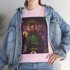 Ein Model präsentiert das John Dee T-Shirt von Temple of Green Elixir in Hellrosa, kombiniert mit einer coolen Jeansjacke. Der Kontrast zwischen dem alltagstauglichen Street-Style und dem detailreichen, esoterischen Design des Shirts schafft einen einzigartigen Look. Diese limitierte Edition von "Temple of Green Elixir" und "Illuminati Lost Seeds" ist perfekt für alle, die ihre spirituelle Seite mit einem modischen Augenzwinkern zeigen wollen.﻿