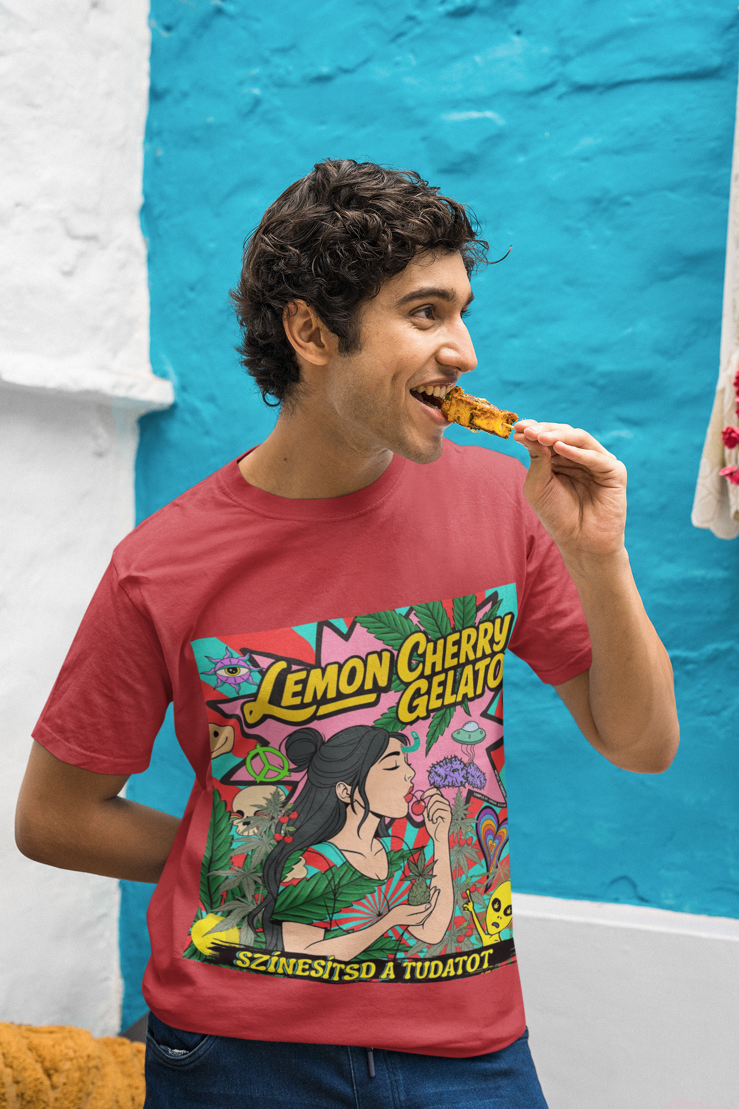 Model steht vor einem blauen Wand mit Eis im Mund und Lemon cherry Gelato rotes T-shirt mit psychedelische Frau muster und cannabis Blätter