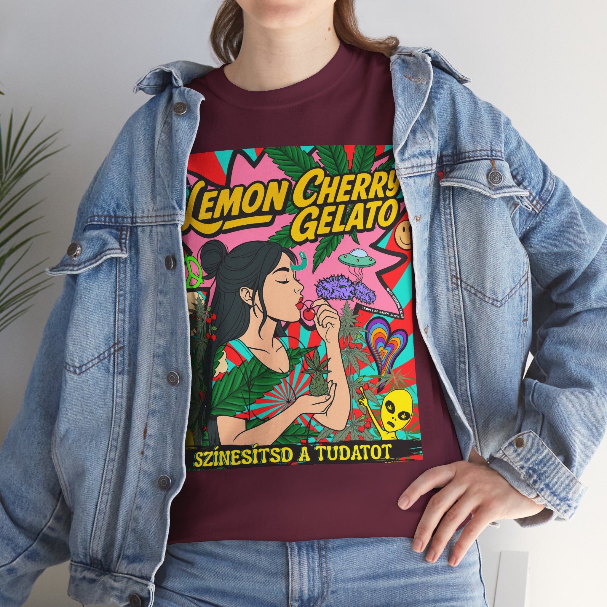 Model steht im Jeans Jacke und Lemon cherry Gelato bordo T-shirt
