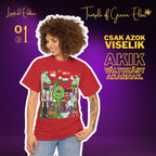 Eine Person in ein rotes Weltfrieden T-Shirt mit einem detailreichen ungarischen Satire-Motiv unter einem offenen rot-schwarzen Karohemd trägt. Die Grafik bewirbt die 'O1G' Limited Edition von Temple of Green Elixir.