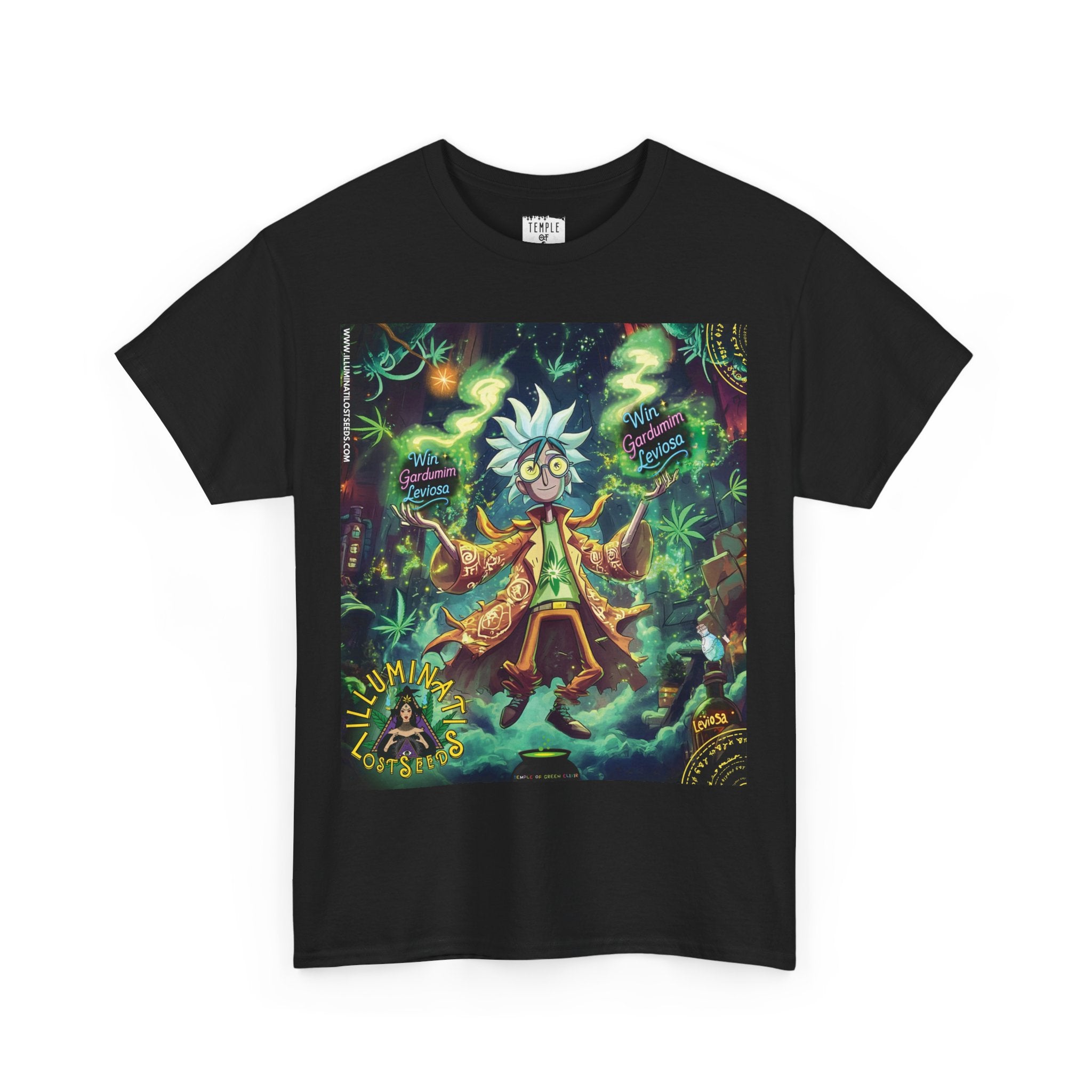 Ein schwarzes Baumwoll Wingardium Leviosa T-Shirt mit einem großen, farbenfrohen Aufdruck. Das Design ist eine Parodie auf eine bekannte Zeichentrickfigur, die hier als Zauberer mit einem Joint als Zauberstab dargestellt wird. Er wirkt den Schwebezauber "Wingardium Leviosa" in einer psychedelischen Welt aus Cannabis-Pflanzen und magischen Symbolen. Das Shirt ist eine Kollaboration von "Illuminati Lost Seeds" und "Temple of Green Elixir".﻿