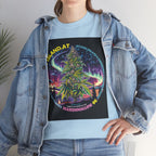 Model steht im Jeans Jacke und blaues Marshmallow OG T-shirt, zeigt das Design eine riesige Cannabis Pflanze mit kristallbedeckten Buds unter einem nächtlichen Himmel, umgeben von Nordlichtern und fernen Galaxien. 