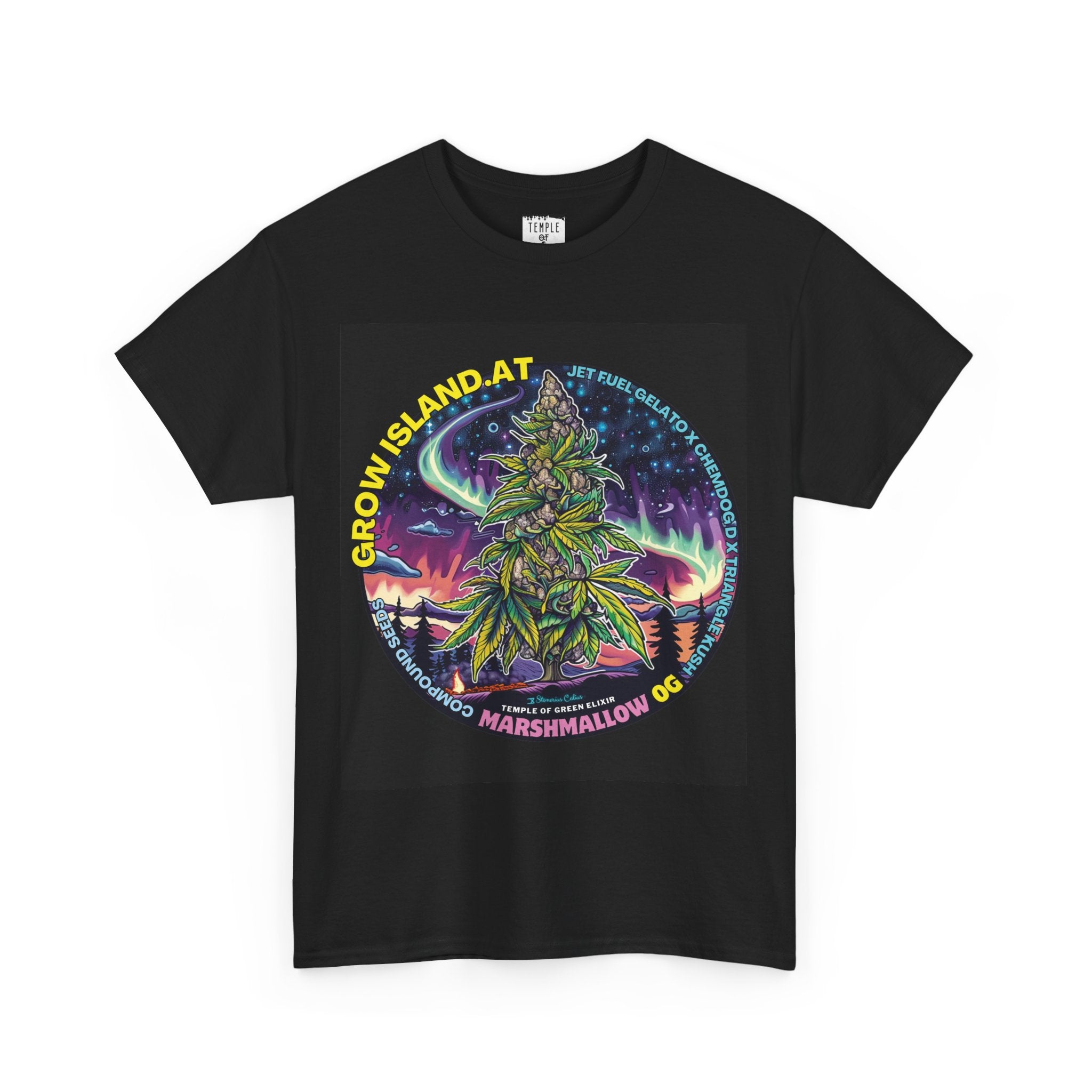 Marshmallow OG T-shirt schwarz,
zeigt das Design eine riesige Cannabis Pflanze mit kristallbedeckten Buds unter einem nächtlichen Himmel, umgeben von Nordlichtern und fernen Galaxien. 