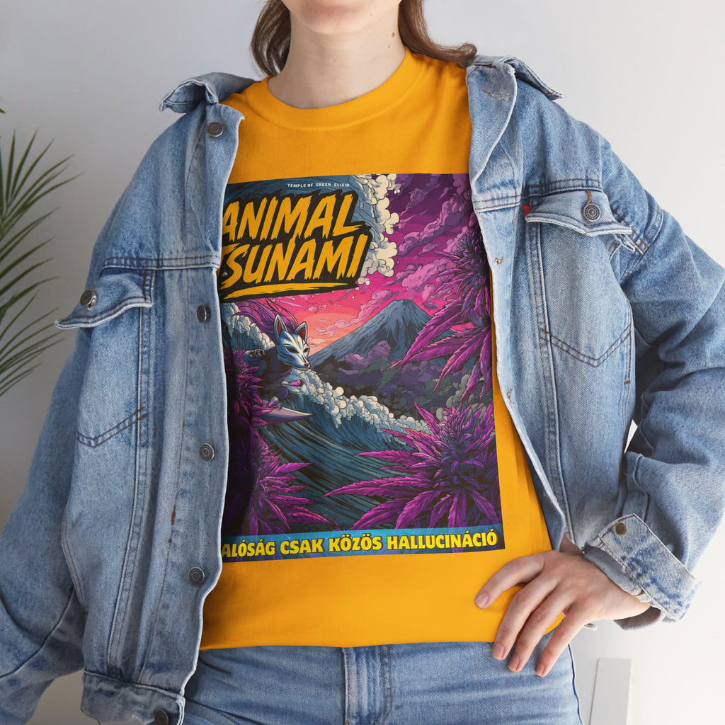 Model steht im Jeansjacke und Einzigartiges T-Shirt-Design namens Animal Tsunami: Ein maskierter Charakter surft auf einer psychedelischen Welle aus Cannabis-Blättern, mit einem Berg im Hintergrund im japanischen Stil.
