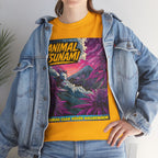 Model steht im Jeansjacke und Einzigartiges T-Shirt-Design namens Animal Tsunami: Ein maskierter Charakter surft auf einer psychedelischen Welle aus Cannabis-Blättern, mit einem Berg im Hintergrund im japanischen Stil.