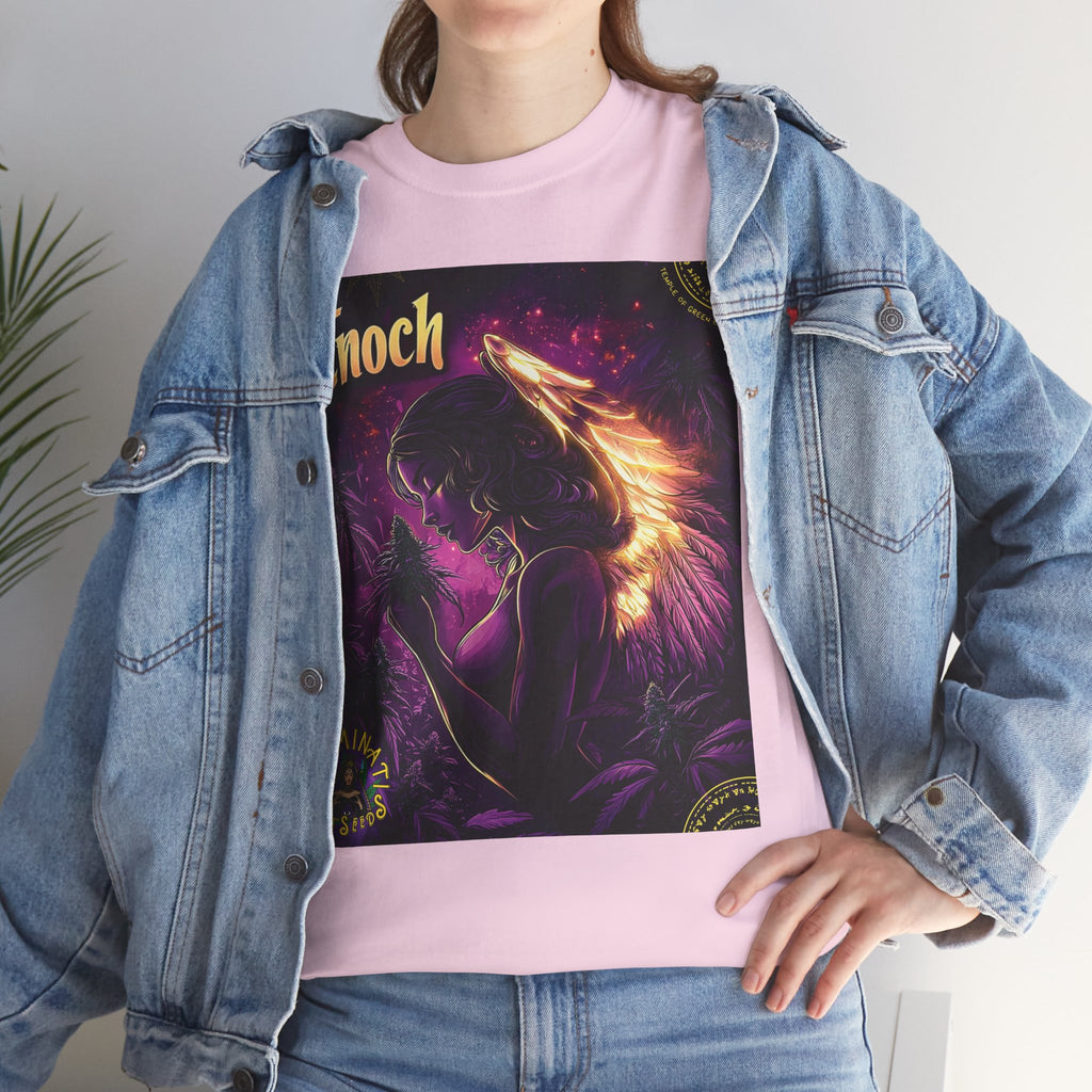 Model trägt ein Jeansjacke mit hochwertigem hellrosa Enoch - Illuminati Lost Seeds T-shirt﻿ von Temple of Green Elixir mit einem detailreichen, farbenprächtigen Siebdruck. Die Illustration "Enoch" zeigt eine engelsgleiche Figur in einer mystischen Cannabis-Plantage. Das komplexe Artwork mit seinen leuchtenden Farben macht dieses Shirt zu einem echten Sammlerstück für Liebhaber von Fantasy- und psychedelischer Kunst.﻿