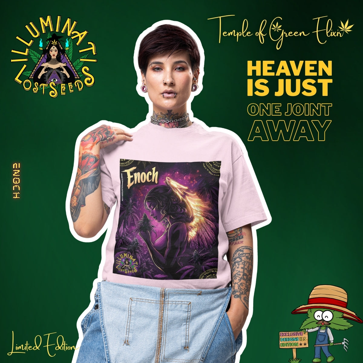 Ein Model mit kurzem Haar, Tattoos an den Armen und Piercings im Gesicht präsentiert das "Enoch" Temple of Green Elixir T-Shirt in Hellrosa. Die Person trägt eine Latzhose und blickt selbstbewusst in die Kamera. Der Kontrast zwischen dem alternativen Stil des Models und dem spirituellen, fast zarten Motiv des T-Shirts erzeugt eine einzigartige Spannung.