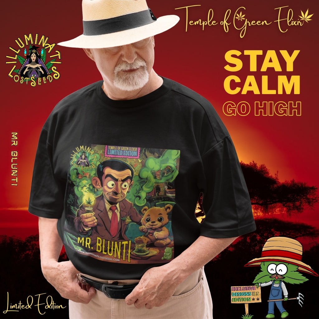 Älterer Mann mit Strohhut trägt ein schwarzes T-Shirt mit Mr. Blunti-Motiv, vor rotem Sonnenuntergang, umgeben von Schriftzügen wie ‚Illuminati Lost Seeds‘, ‚Temple of Green Elixir‘ und dem Slogan ‚Stay Calm Go High‘. Auf dem Tshirt steht ein Mann im Anzug hält einen brennenden Joint und sitzt neben einem lächelnden Teddybär in rauchgeschwängerter, grüner Umgebung. Oben steht ‚Temple of Green Elixir Limited Edition‘, unten der Schriftzug ‚MR. BLUNTI‘ und das Illuminati Lost Seeds Logo.