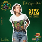 Frau mit den Händen in den Taschen, trägt ein weißes T-Shirt mit Mr. Blunti-Motiv, im Hintergrund grüner Schriftzug ‚Temple of Green Elixir‘, das Illuminati Lost Seeds Logo und der Slogan ‚Stay Calm Go High‘. Auf dem T-shirt Mann im Anzug hält einen brennenden Joint und sitzt neben einem lächelnden Teddybär in rauchgeschwängerter, grüner Umgebung. Oben steht ‚Temple of Green Elixir Limited Edition‘, unten der Schriftzug ‚MR. BLUNTI‘ und das Illuminati Lost Seeds Logo.