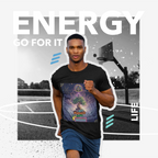 Ein sportlicher Mann trägt das schwarze Namaste Karma T-Shirt aus der Temple of Green Elixir Limited Edition. Das Design mit dem leuchtenden spirituellen Baum steht für Energie, Balance und Lebensfreude. Perfekt für alle, die Bewegung, Achtsamkeit und Stil in Einklang bringen möchten.