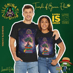 Ein Paar trägt schwarze Namaste Karma T-Shirts aus der Illuminati Lost Seeds x Temple of Green Elixir Limited Edition. Das bunte Design zeigt einen spirituellen Baum mit leuchtender Aura, der die Harmonie von Natur, Energie und Liebe symbolisiert. Perfekt für alle, die gemeinsam ein Zeichen für Achtsamkeit und grünes Bewusstsein setzen wollen.