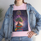 Eine Frau trägt das rosafarbene Namaste Karma T-Shirt mit einem leuchtenden spirituellen Baum-Design aus der Illuminati Lost Seeds x Temple of Green Elixir Kollektion. Das Motiv steht für Ruhe, Bewusstsein und positive Energie – perfekt kombiniert mit einer Jeansjacke für einen modernen, achtsamen Look.