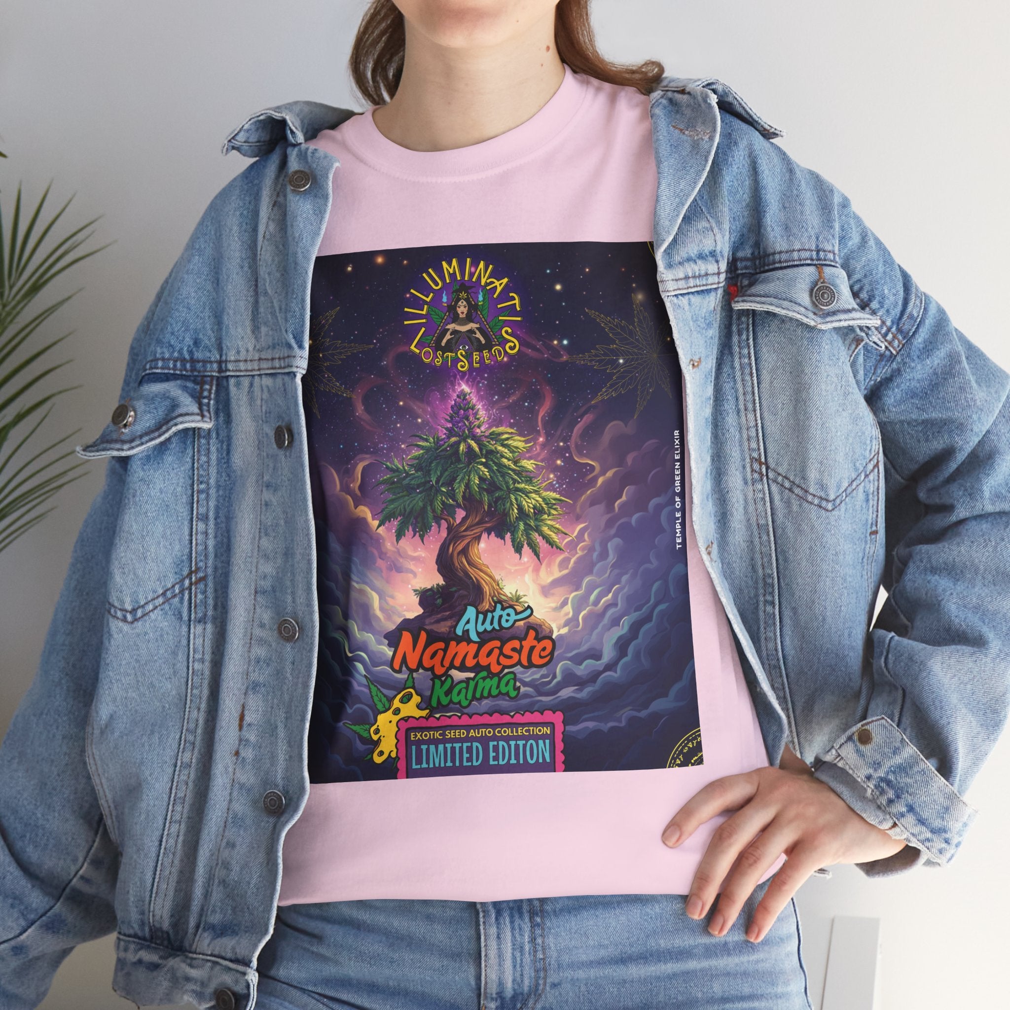 Eine Frau trägt das rosafarbene Namaste Karma T-Shirt mit einem leuchtenden spirituellen Baum-Design aus der Illuminati Lost Seeds x Temple of Green Elixir Kollektion. Das Motiv steht für Ruhe, Bewusstsein und positive Energie – perfekt kombiniert mit einer Jeansjacke für einen modernen, achtsamen Look.