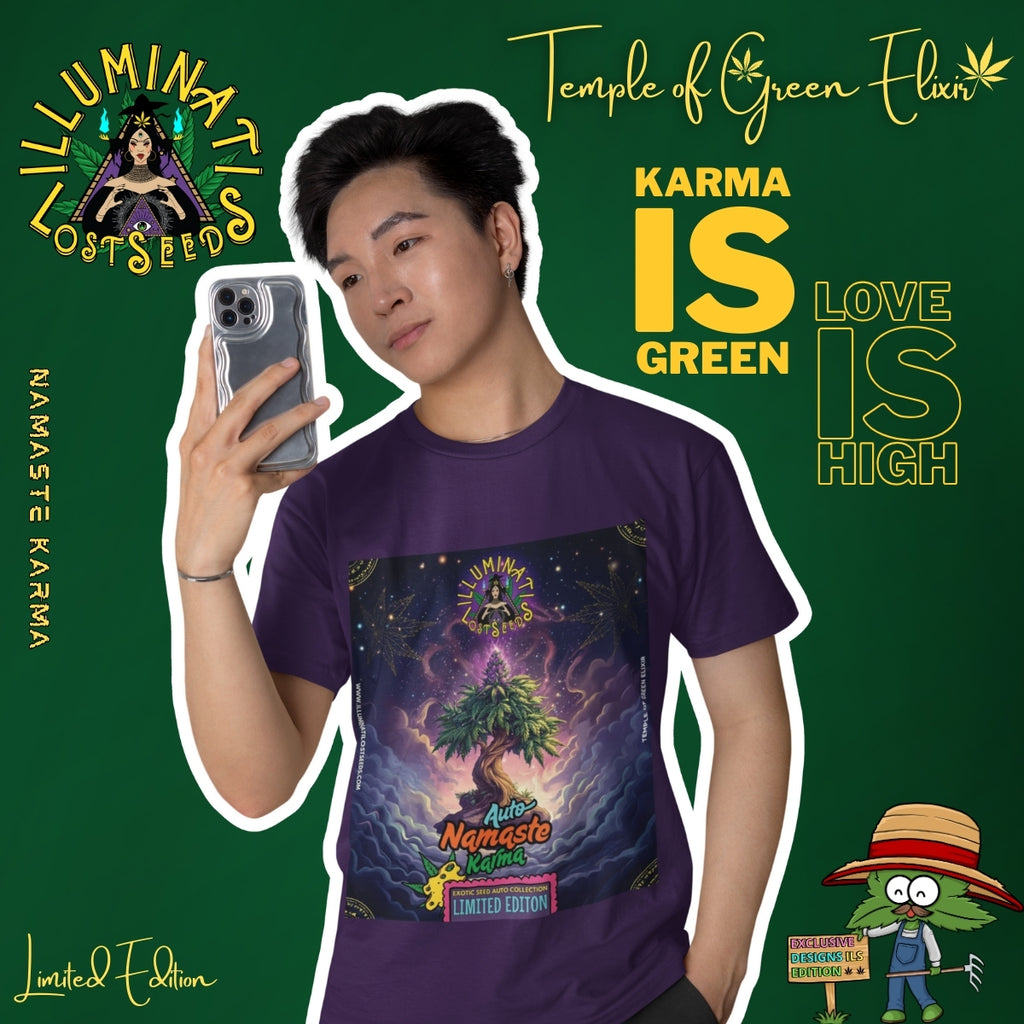 Ein junger Mann trägt das violette Namaste Karma T-Shirt aus der Illuminati Lost Seeds x Temple of Green Elixir Limited Edition. Das Design zeigt einen mystischen Baum, der aus kosmischem Licht erwächst – ein Symbol für innere Ruhe und positive Energie. Ein Statement-Piece für spirituelle Seelen mit urbanem Style.