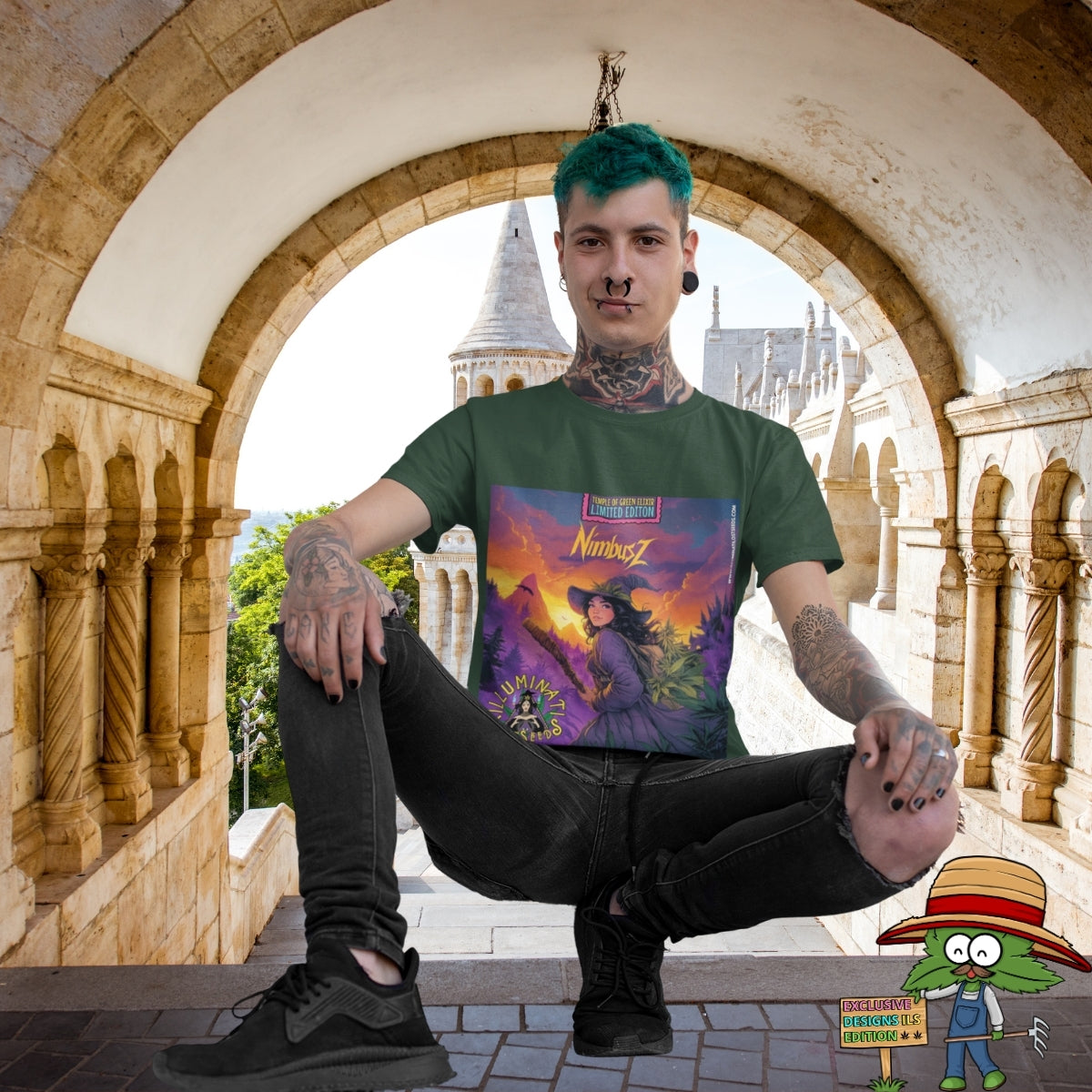 Tätowierter Mann mit türkisfarbenem Haar sitzt im Schneidersitz in einem historischen Bogen, trägt ein grünes T-Shirt mit NimbusZ-Motiv und schwarzen Schuhen. Auf dem T-Shirt Hexe im violetten Zauberergewand mit Hut steht mit einem Stab in der Hand in einer Landschaft bei Sonnenuntergang, zwischen grünen Cannabis-Pflanzen. 