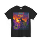 NimbusZ schwarzes T-shirt auf dem steht: Hexe im violetten Zauberergewand mit Hut steht mit einem Stab in der Hand in einer Landschaft bei Sonnenuntergang, zwischen grünen Cannabis-Pflanzen. Oben der Schriftzug ‚NimbusZ‘ und ‚Temple of Green Elixir Limited Edition‘, unten das Logo ‚Illuminati Lost Seeds‘.