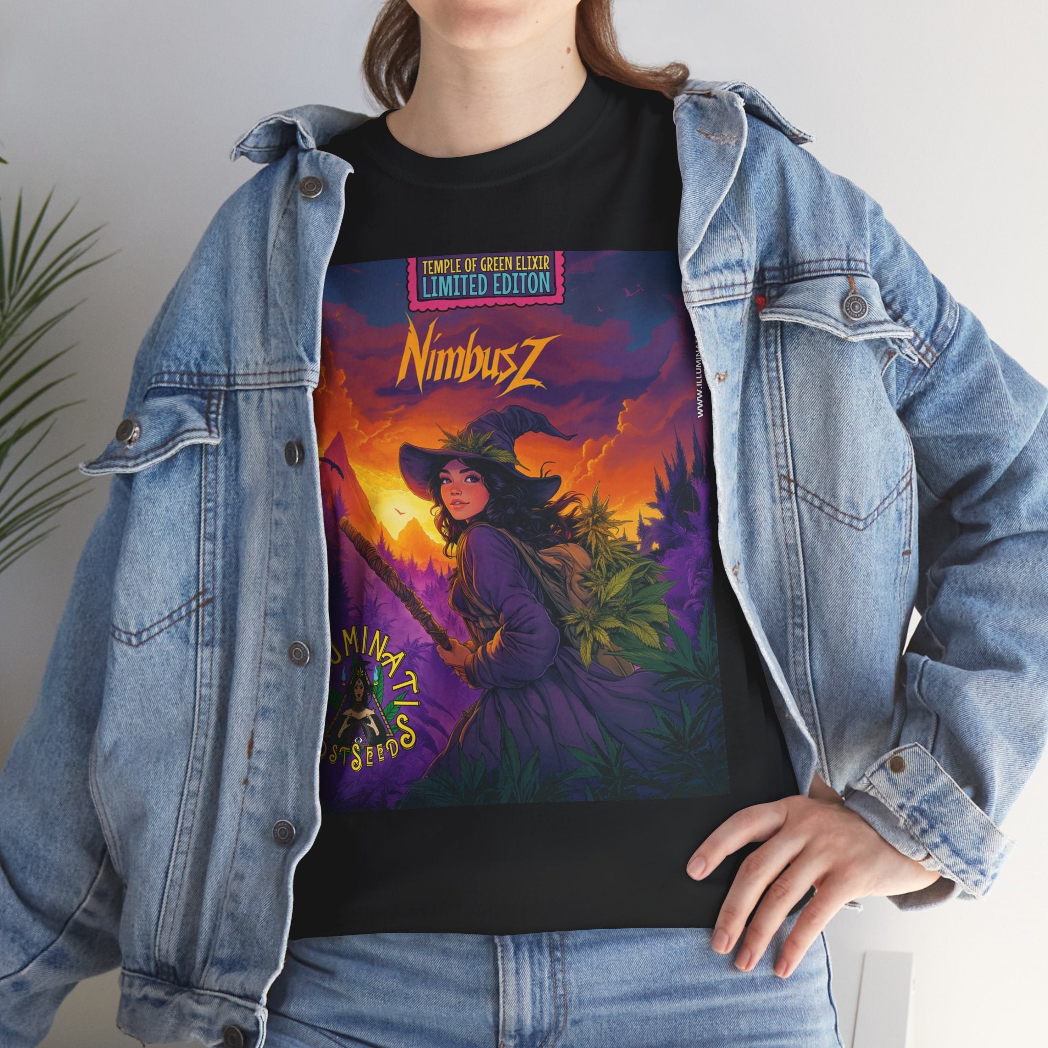 Model trägt Jeansjacke und NimbusZ schwarzes T-shirt, mit Muster: Hexe im violetten Zauberergewand mit Hut steht mit einem Stab in der Hand in einer Landschaft bei Sonnenuntergang, zwischen grünen Cannabis-Pflanzen. Oben der Schriftzug ‚NimbusZ‘ und ‚Temple of Green Elixir Limited Edition‘, unten das Logo ‚Illuminati Lost Seeds‘.