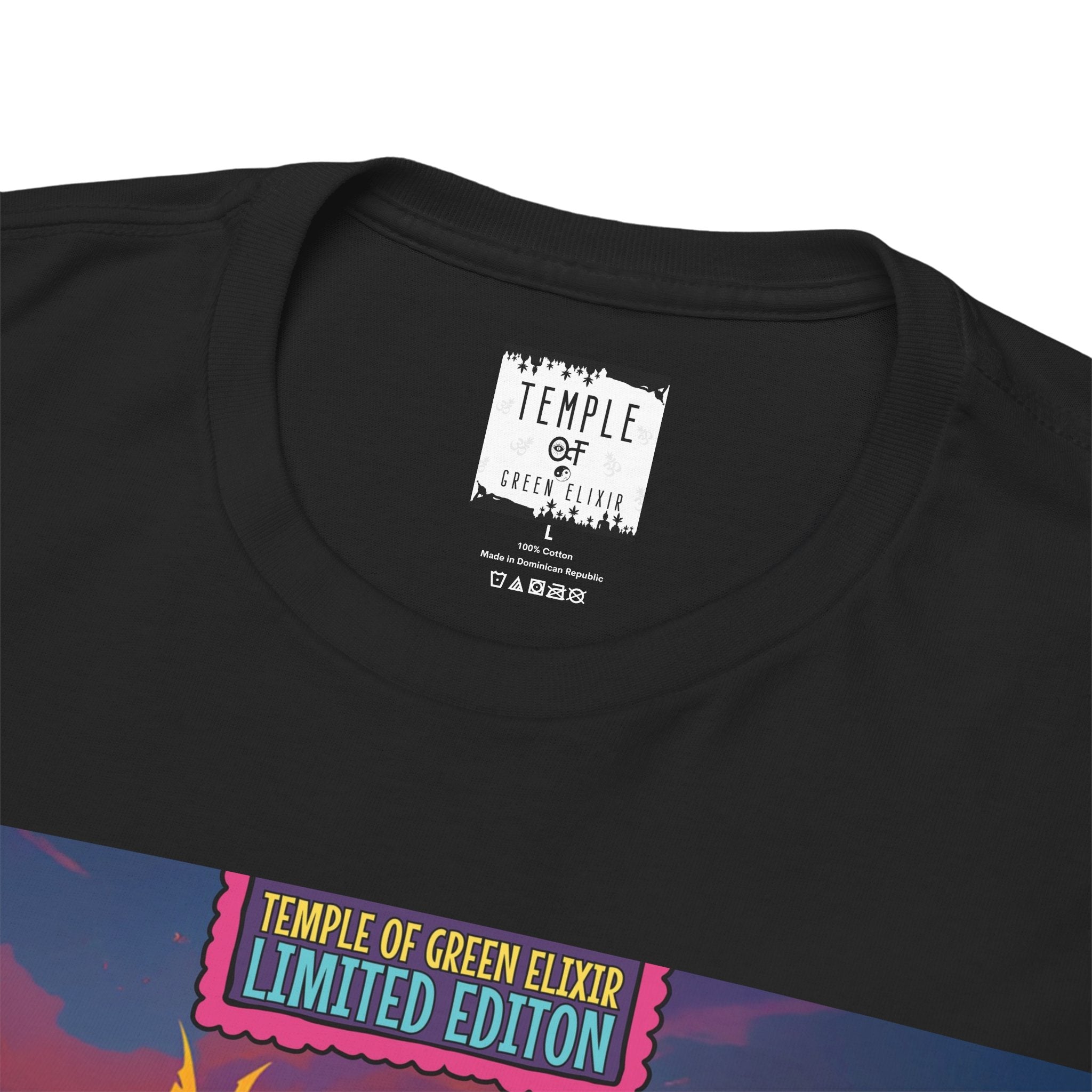 Temple of green Elixir Drucklabel in der innerseite von schwarzem NimbusZ T-shirt
Ein genauerer Blick auf das Nackenlabel unseres "Temple of Green Elixir" T-Shirts. Es zeigt unser Markenlogo, die Materialzusammensetzung aus 100% Baumwolle, das Herkunftsland und die Pflegehinweise – ein Zeichen für Transparenz und Qualität.﻿