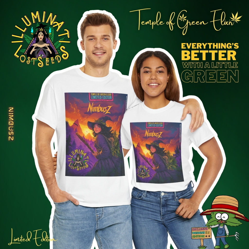 Junges Paar umarmt sich, der Mann steht links, die Frau rechts, beide tragen weiße NimbusZ T-Shirts, mit Motiv: Hexe im violetten Zauberergewand mit Hut steht mit einem Stab in der Hand in einer Landschaft bei Sonnenuntergang, zwischen grünen Cannabis-Pflanzen. Oben der Schriftzug ‚NimbusZ‘ und ‚Temple of Green Elixir Limited Edition‘, unten das Logo ‚Illuminati Lost Seeds‘.