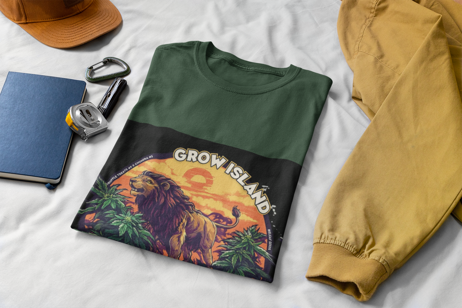 Ein grünes, zusammengefaltetes Nine Lions T-Shirt liegt auf dem Bett neben einer beigen Jacke, auf der linken Seite liegen ein Maßband, ein Notizbuch und eine braune Baseballkappe.  Im Mittelpunkt der Grafik steht ein majestätischer Löwe, der den Horizont beherrscht – umgeben von üppigen Cannabispflanzen. Im Hintergrund taucht ein orange-goldener Sonnenuntergang den Himmel in warme Farben, als würden Savanne und tropischer Dschungel in einer mystischen Welt aufeinandertreffen. 