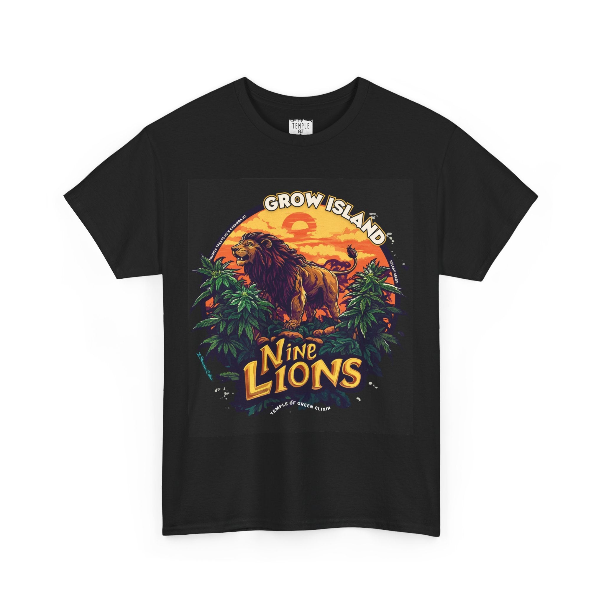 Nine Lions T-shirt schwarz,  Im Mittelpunkt der Grafik steht ein majestätischer Löwe, der den Horizont beherrscht – umgeben von üppigen Cannabispflanzen. Im Hintergrund taucht ein orange-goldener Sonnenuntergang den Himmel in warme Farben, als würden Savanne und tropischer Dschungel in einer mystischen Welt aufeinandertreffen. 